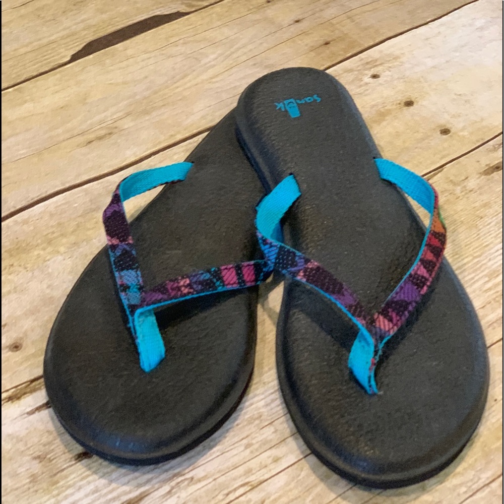 Sanuk flip flops Size 6